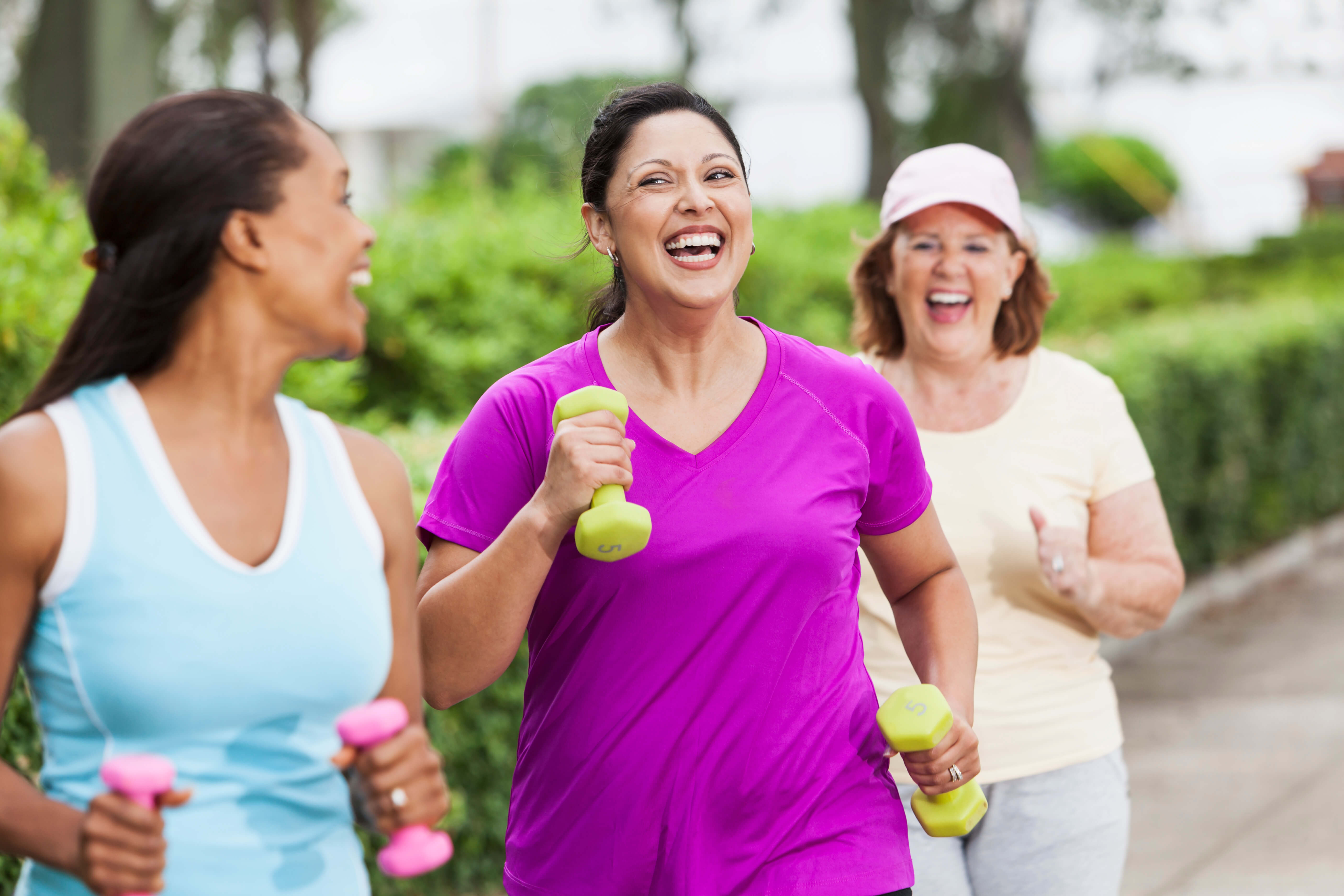 Tres mujeres haciendo ejercicio al aire libre